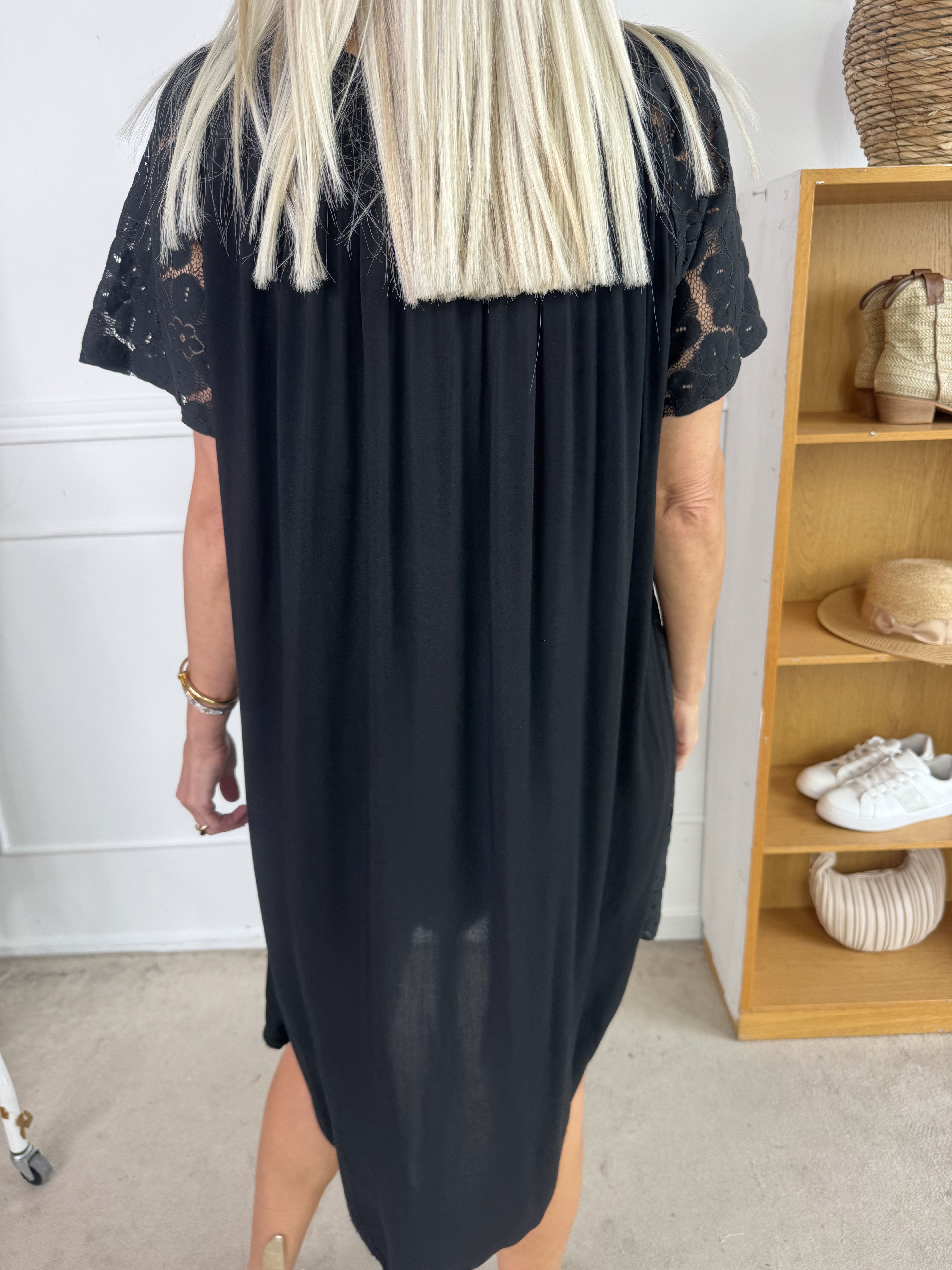 Fjola - Sød tunikakjole i bomuld med blonder foran